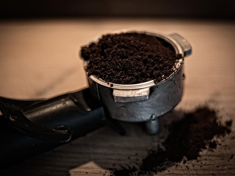 Un porte-filtre rempli de café fraîchement moulu
