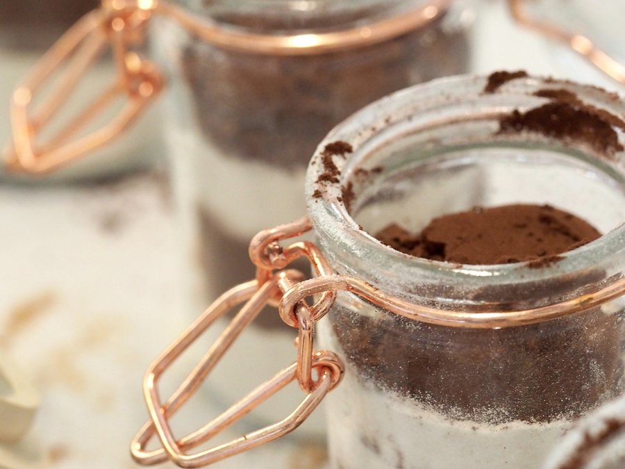 Des bocaux de cacao en poudre aux fermoirs de cuivre