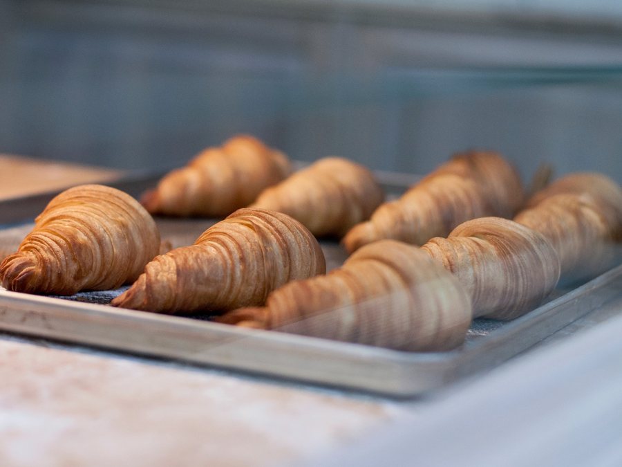 Une plaque de croissants dorés à la sortie du four