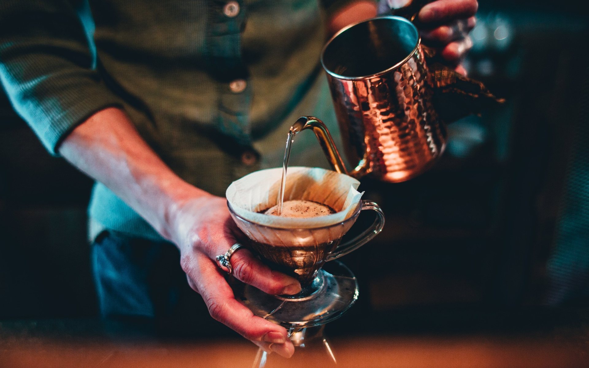 Un café filtre versé à la bouilloire de cuivre